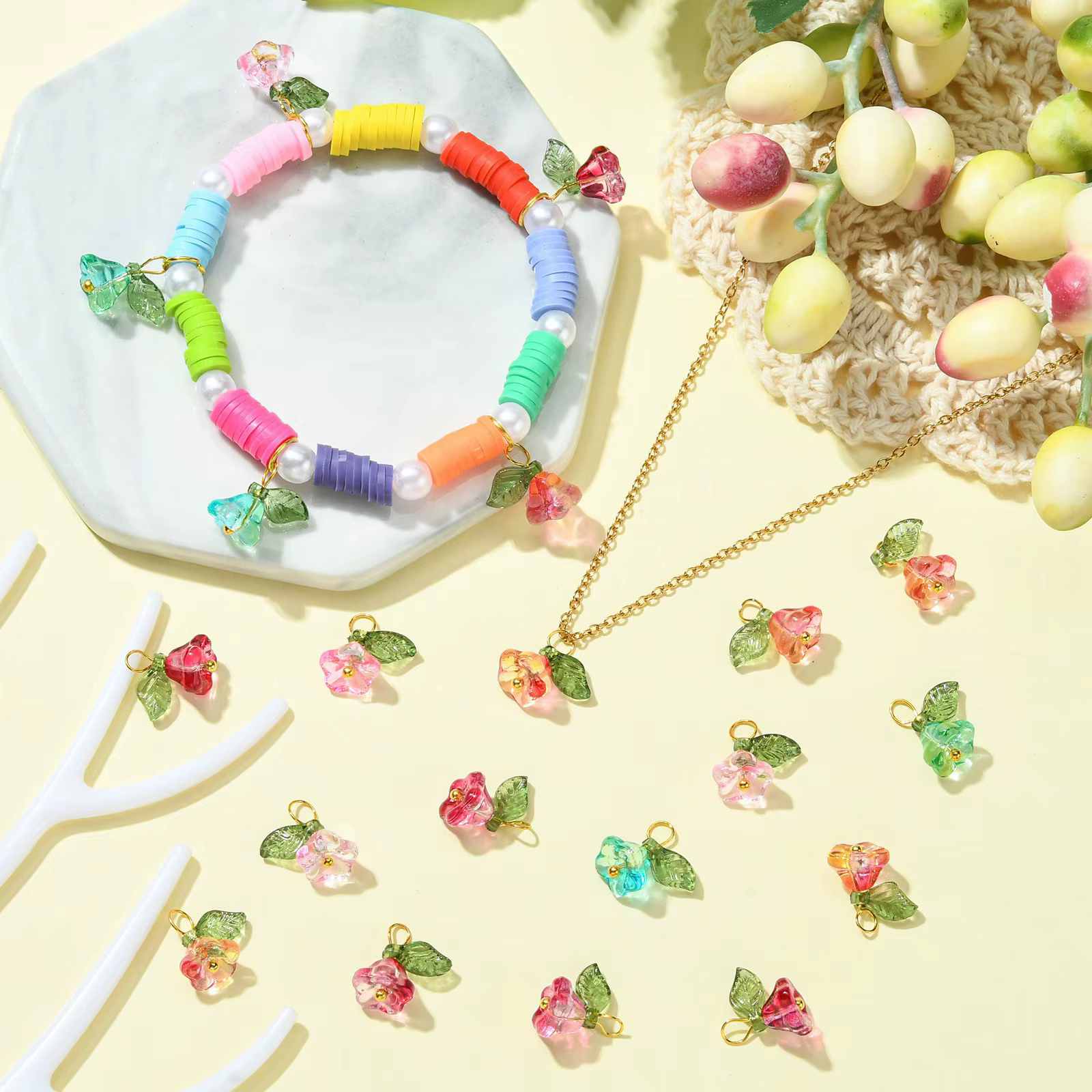 Pandahall 50 pièces 5 couleurs breloques trompette breloques de fleur en verre coloré avec feuille verte breloques de fleur de trompette pour la fabrication de bijoux