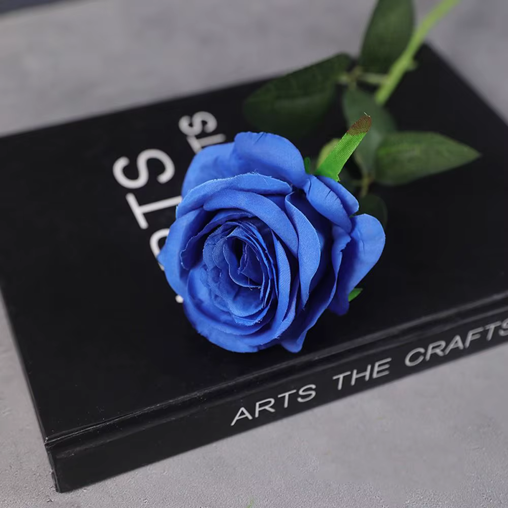 Roses artificielles réalistes et colorées