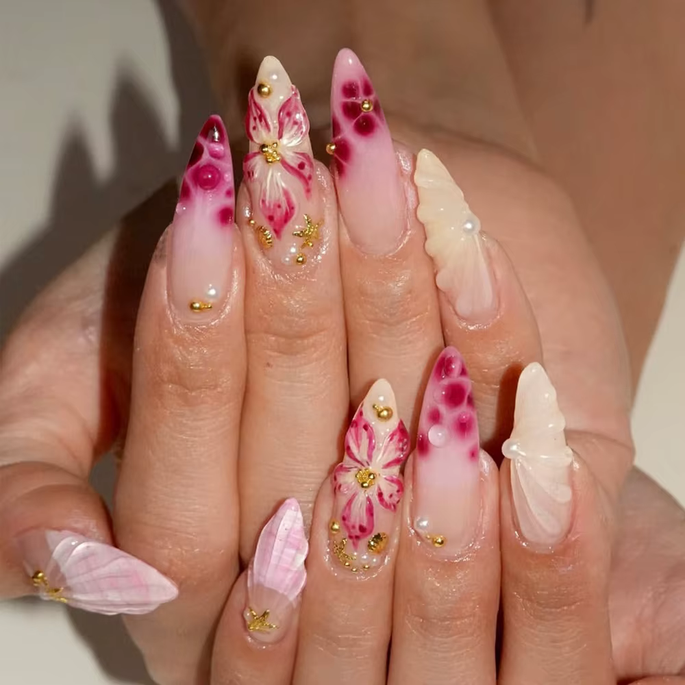 Faux ongles à pression en amande moyenne, avec fleurs 3D et charme doré, un cadeau pour femmes et filles, 10 pièces