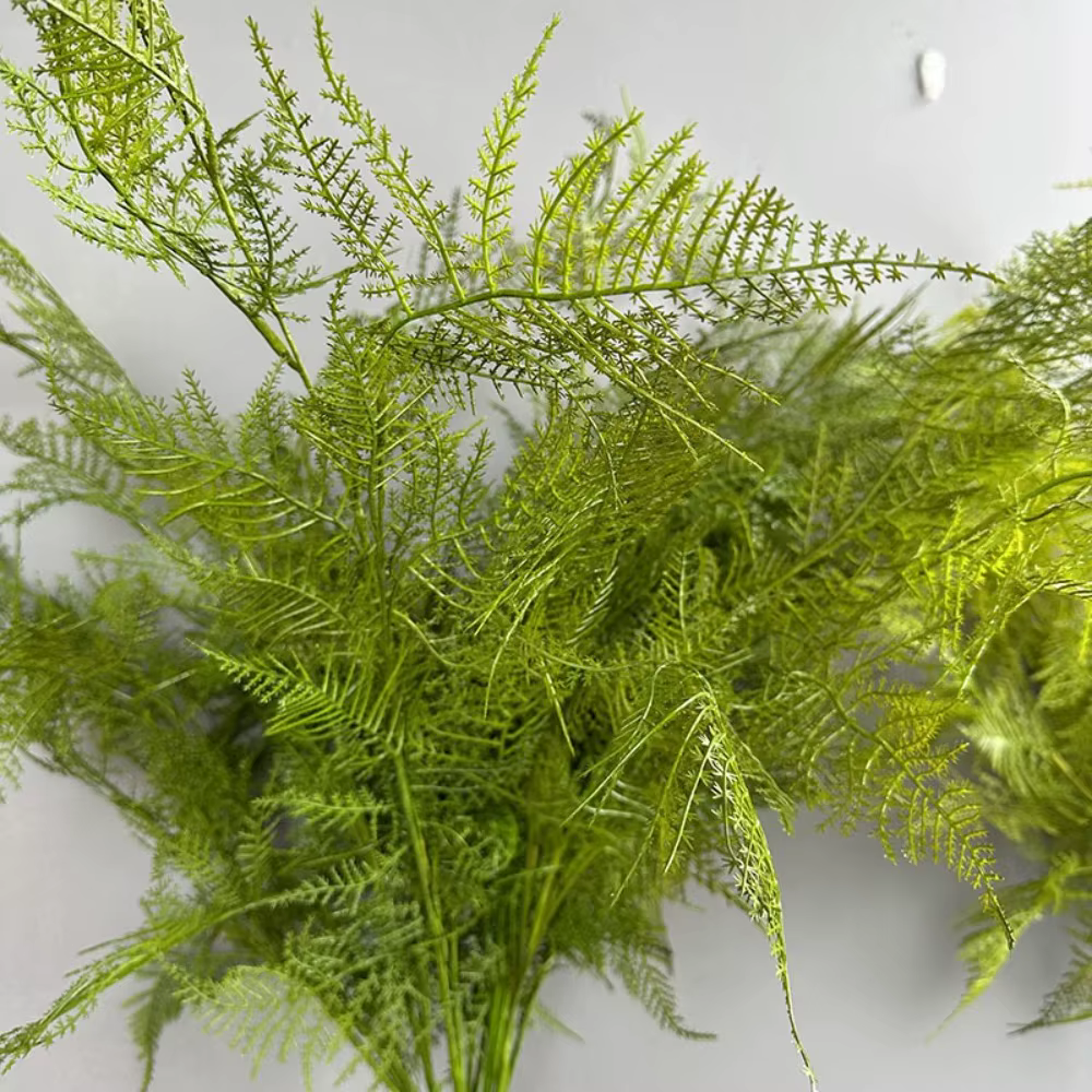 Grandes branches de plantes artificielles en fougère