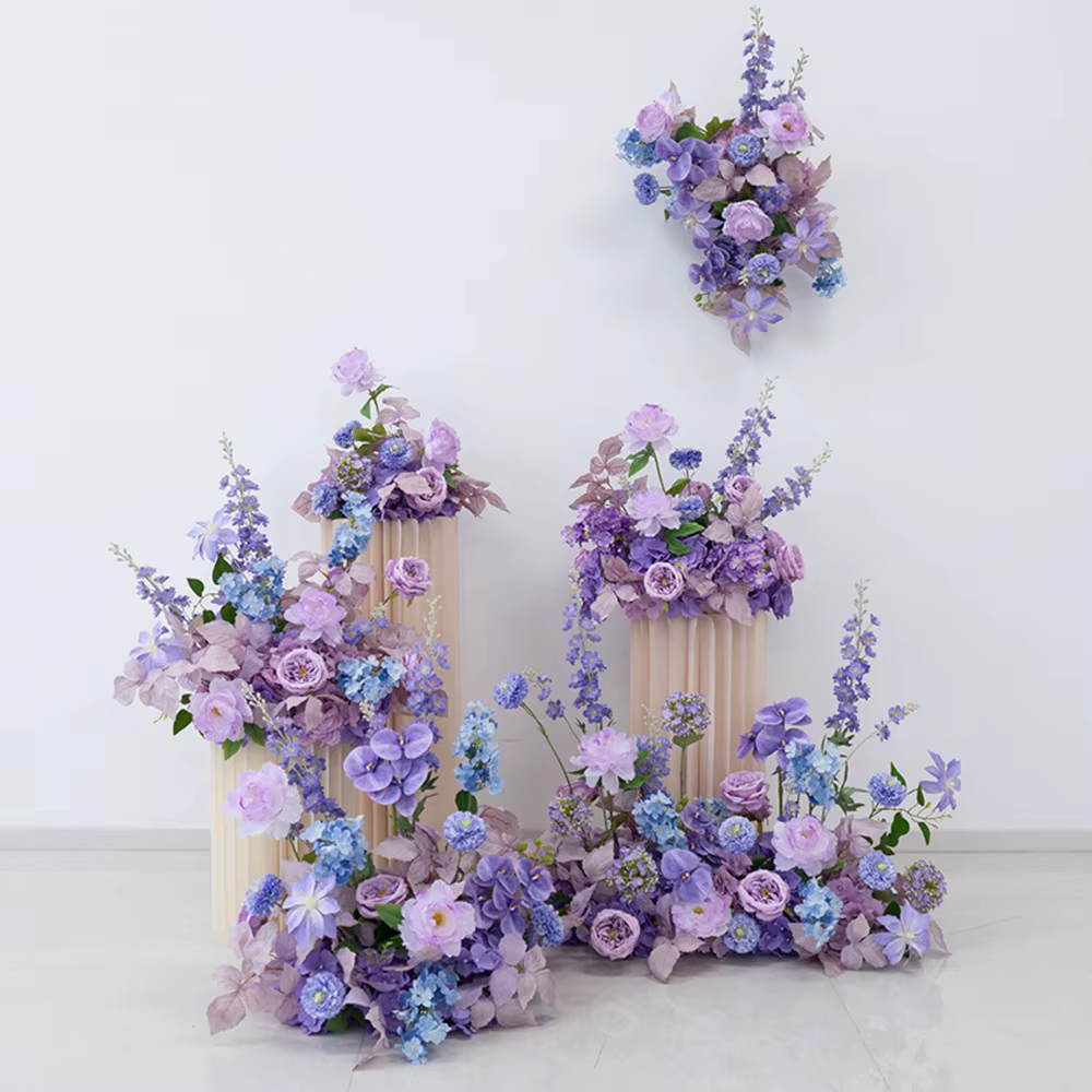 Arrangement de fleurs artificielles violettes luxueux