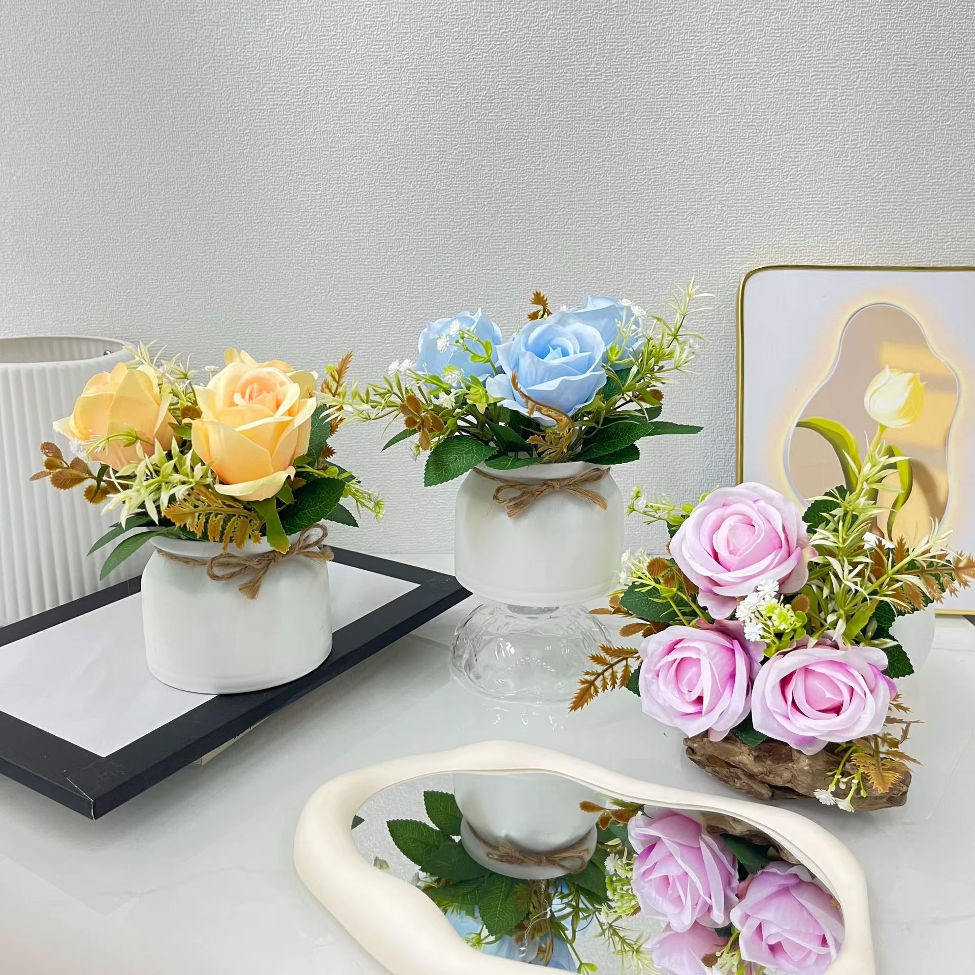 3 roses artificielles, plantes en pot