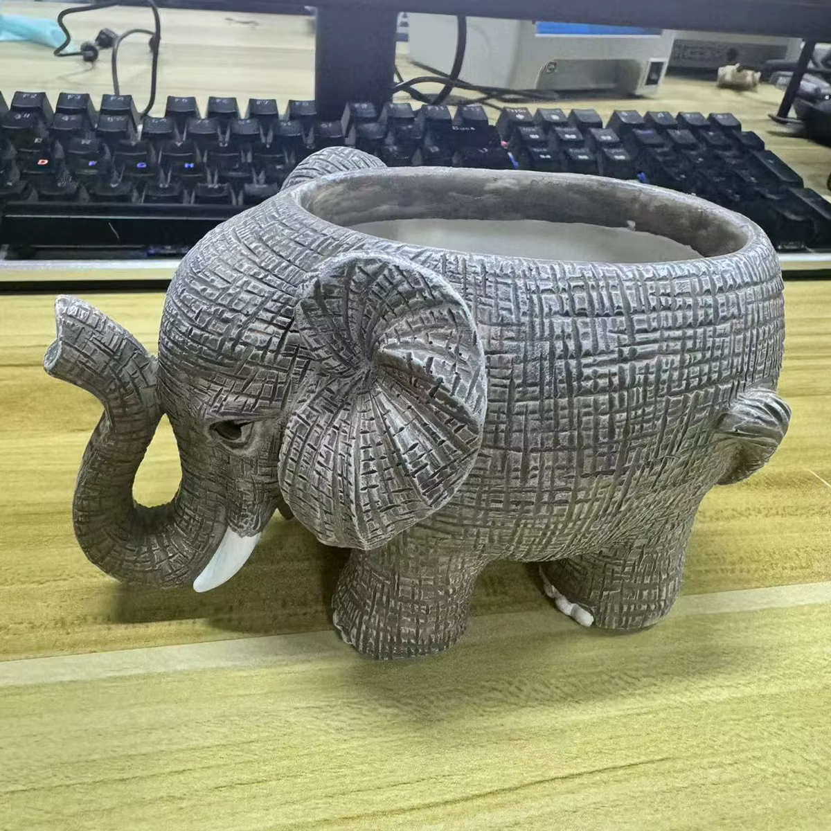 Jolie jardinière en résine en forme d'éléphant