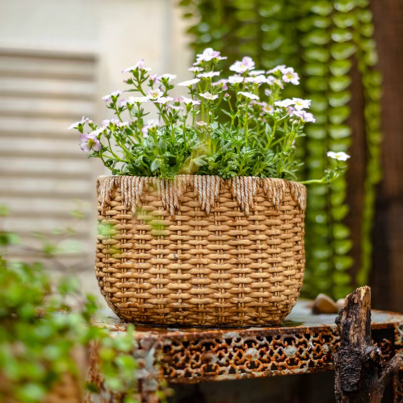 Pot de fleur en rotin tissé rustique