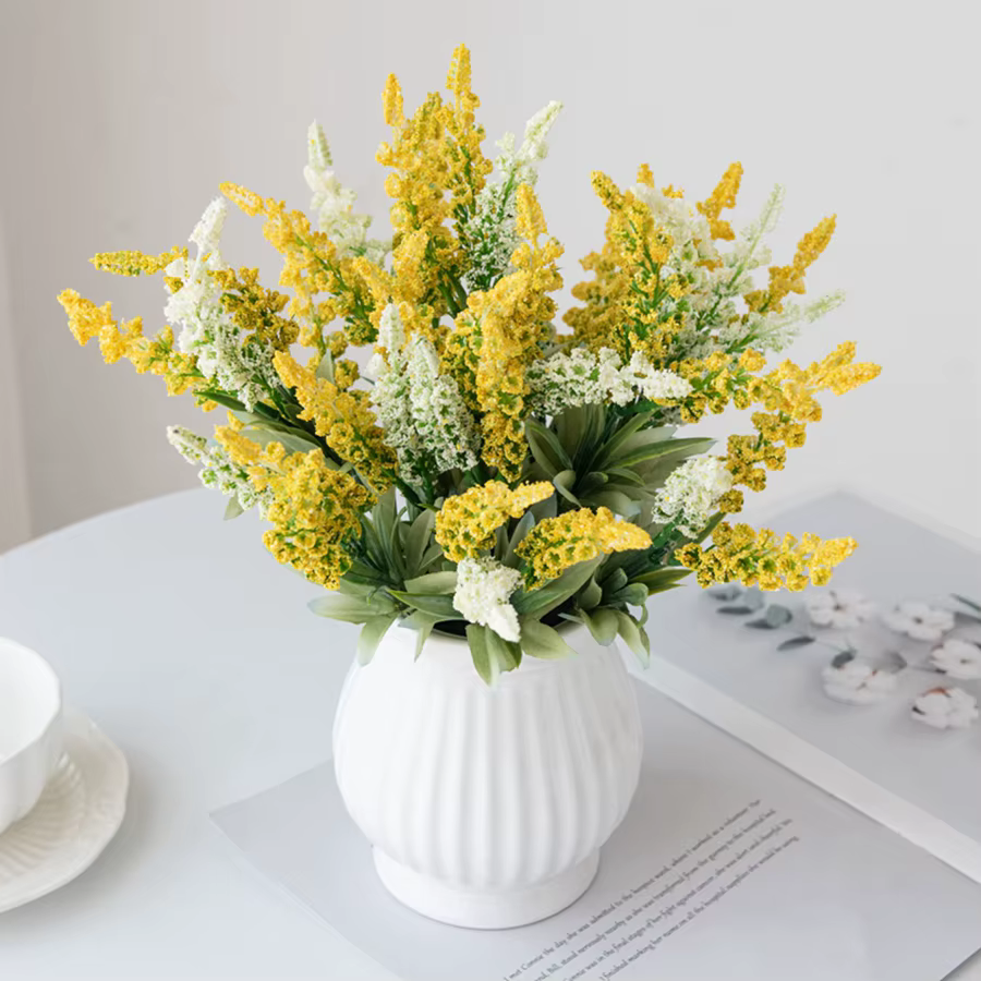 Vase de fleurs artificielles en mousse de lavande