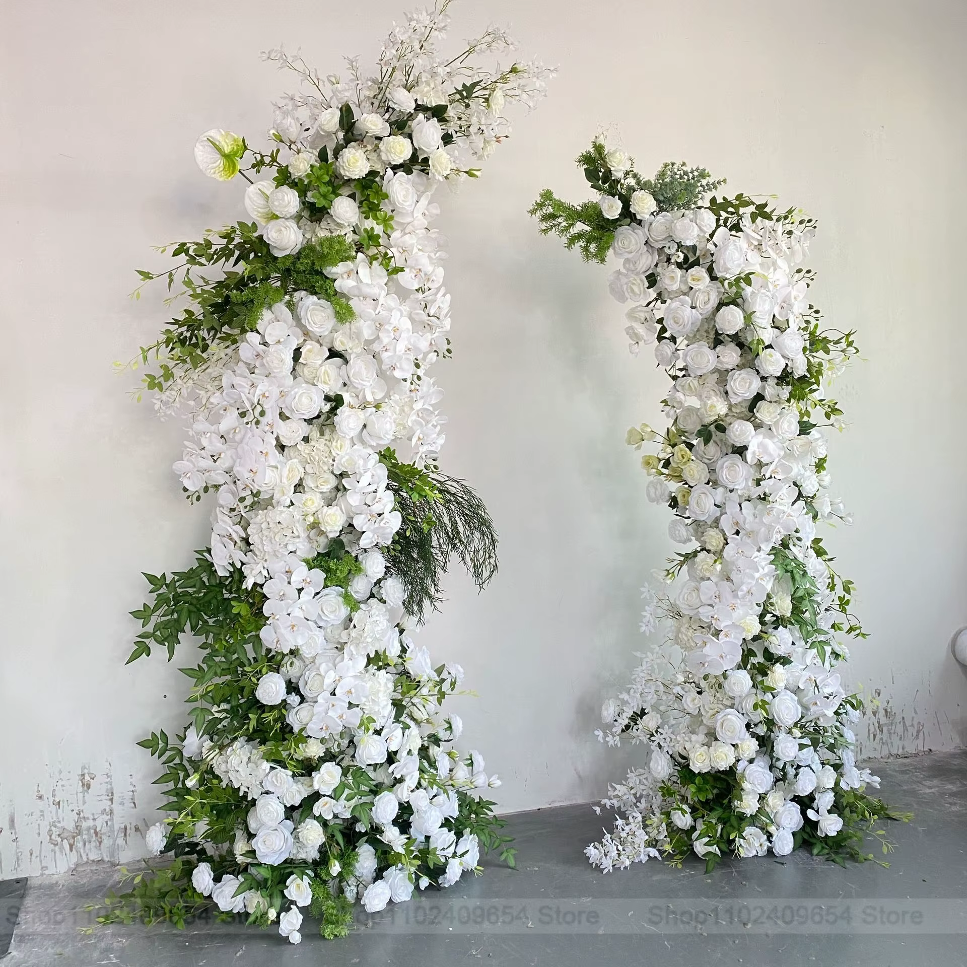 Décoration florale de mariage avec rangée de roses blanches et feuilles vertes