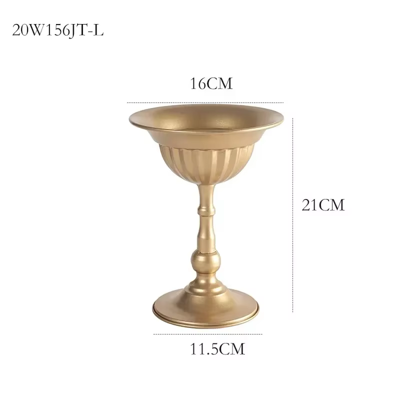 Vase décoratif en fer doré