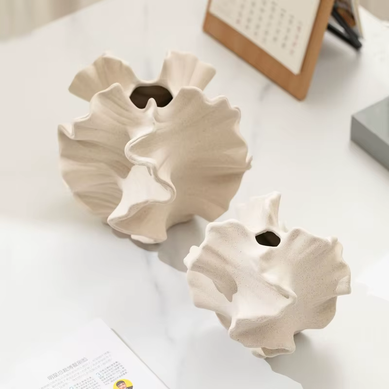 Vase en céramique à motifs géométriques ondulés