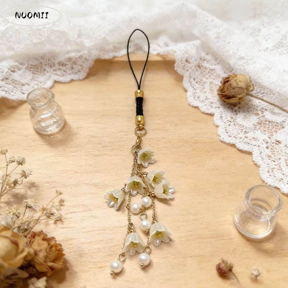 Porte-clés élégant avec grappe de fleurs, ornements, pompon de perles, pendentif fleur douce, décoration de clé