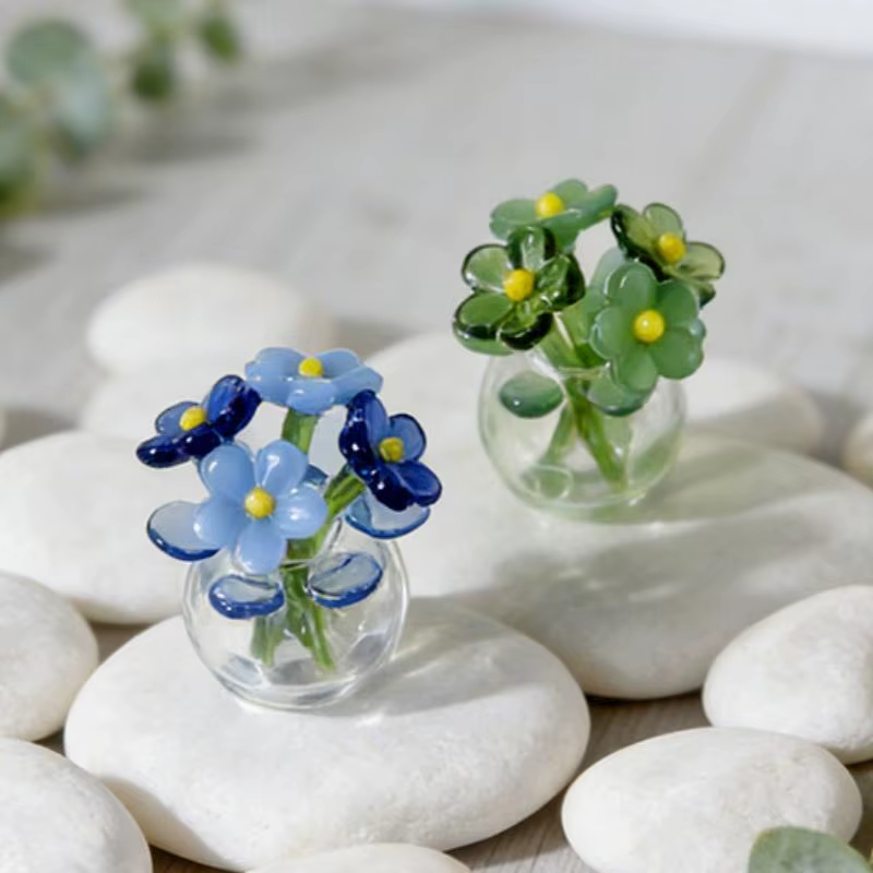 Décoration florale en verre