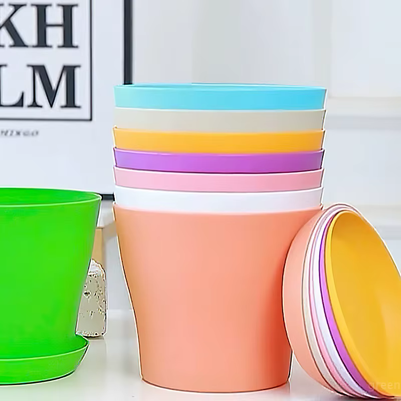 Pots de fleurs en plastique