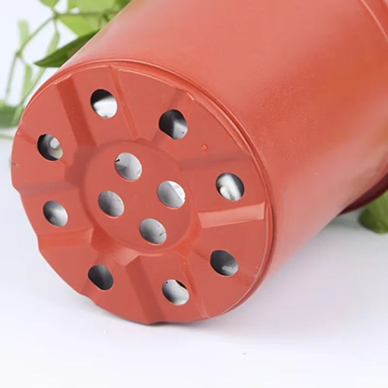 Pots de fleurs en plastique