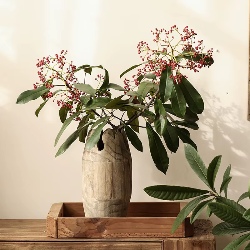 Vase d'arrangement de fleurs en bois