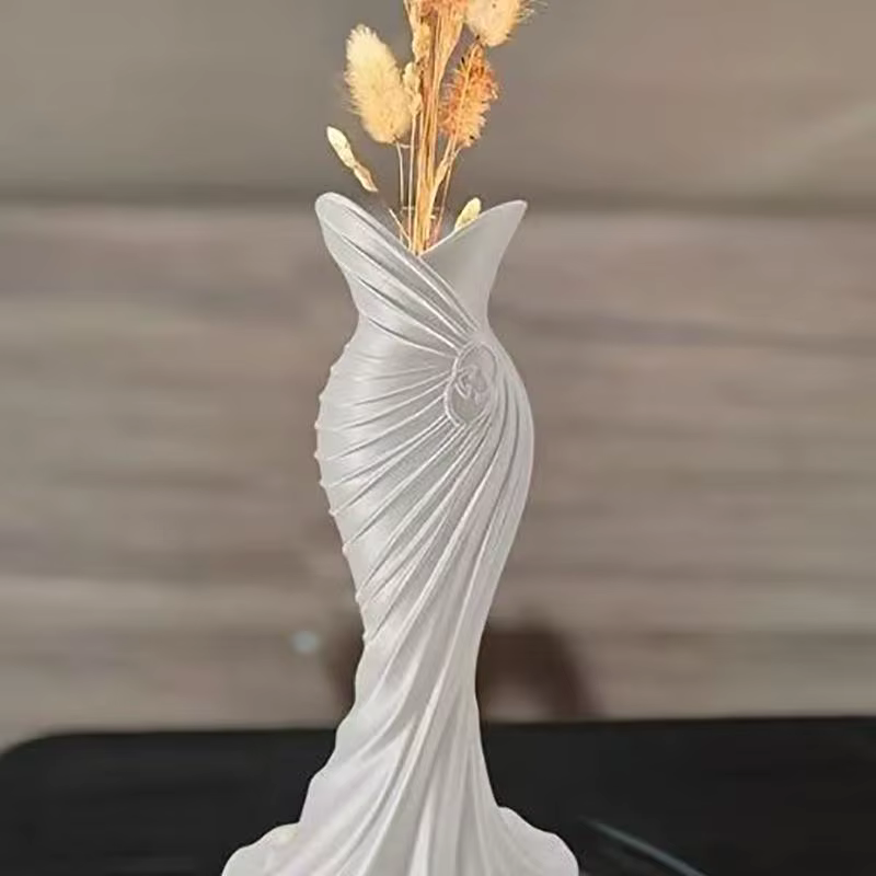 Vase en plastique élégant en forme de robe