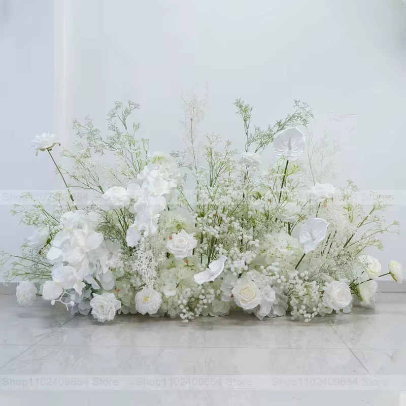 Composition florale au sol de roses blanches