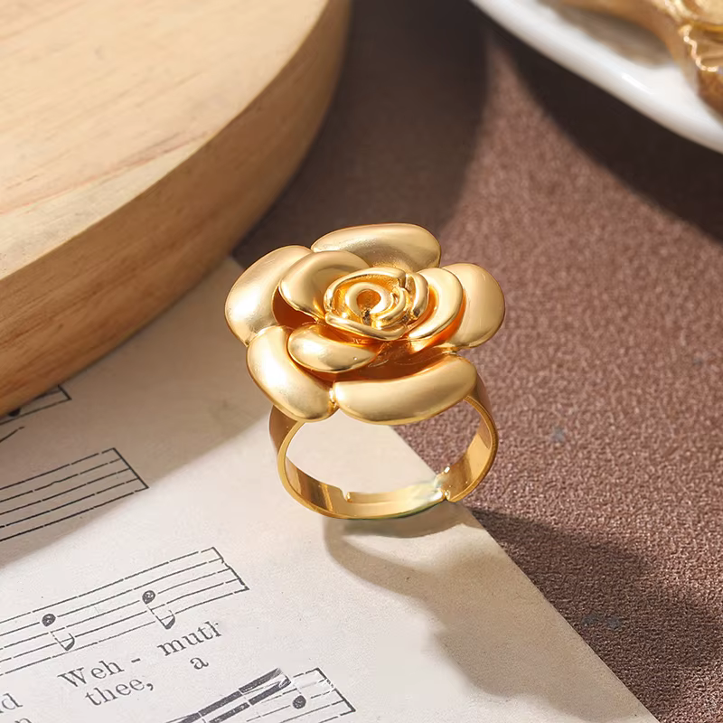 Bague Fleur Rose Dorée de Luxe pour Femme - Bijou Élégant à Motif Floral, Idéal pour Mariage, Fiançailles, Fête