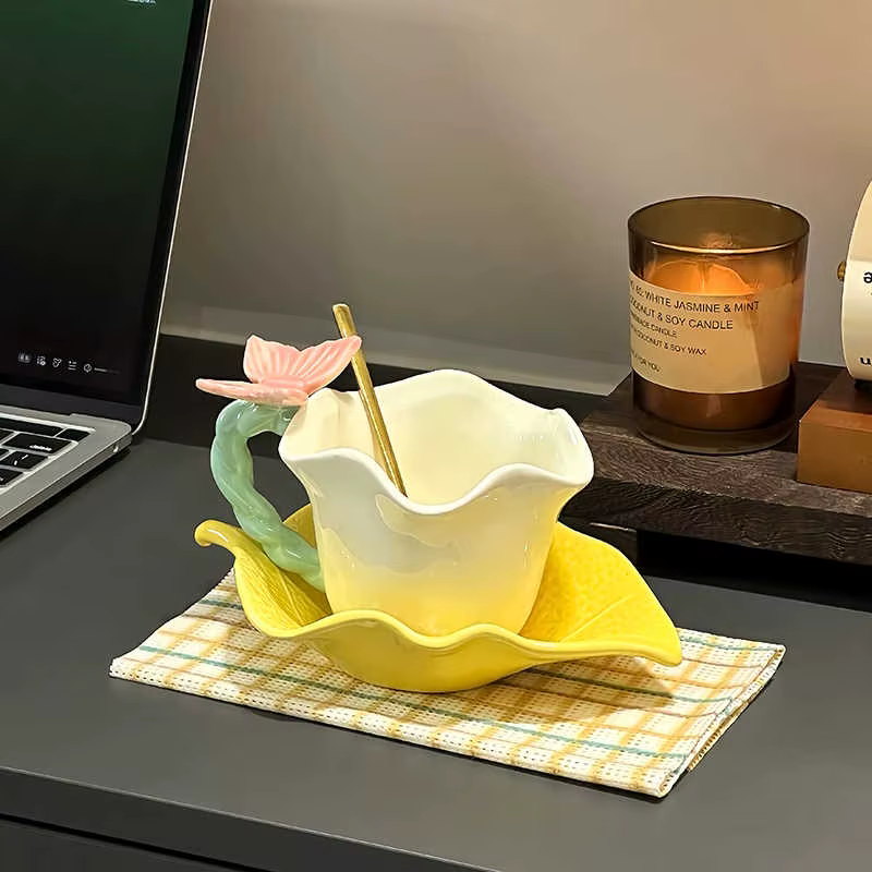 Ensemble de tasses à café en céramique avec bord de fleur et de papillon, 280ml, haute beauté, assiette de conception en forme de feuille jaune, tasse d'eau pour thé de l'après-midi