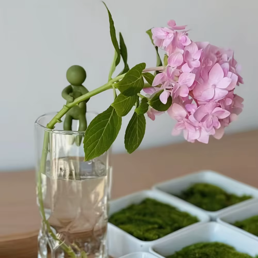 Support pour plantes coloré à 3 niveaux - Le support à fleurs en plastique présente un design unique, pratique pour la culture des plantes et le rangement des fleurs.