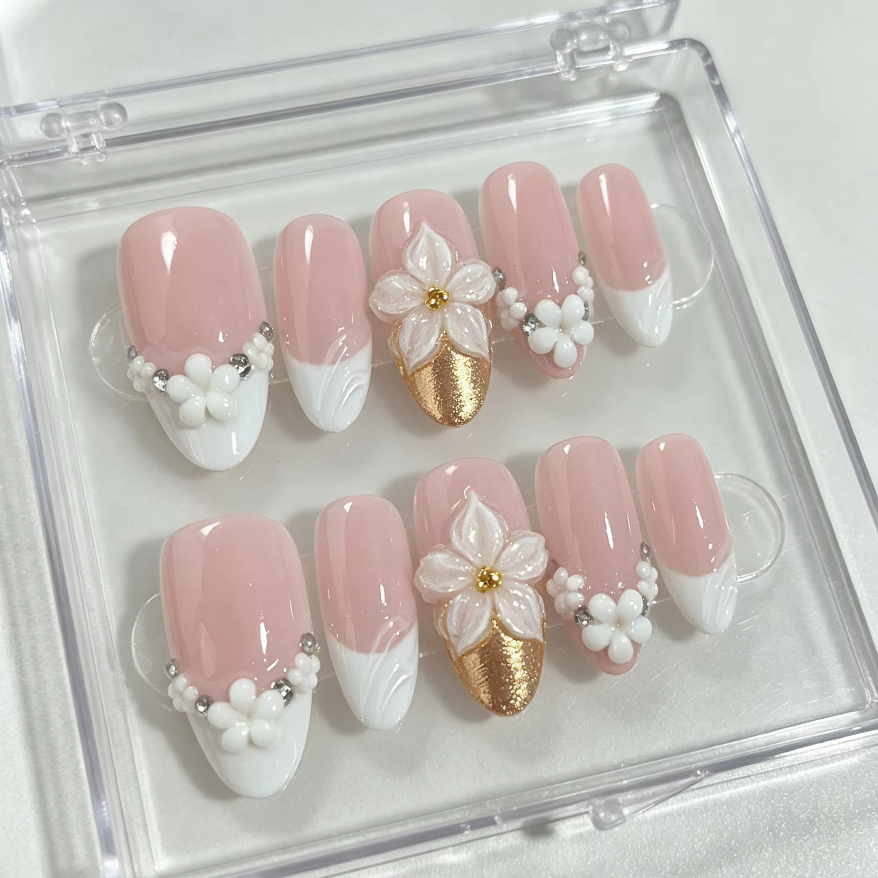 10 pièces de faux ongles en forme d'amande pressés à la main, magnifiques faux ongles, fleurs françaises roses et blanches, adaptés aux femmes.