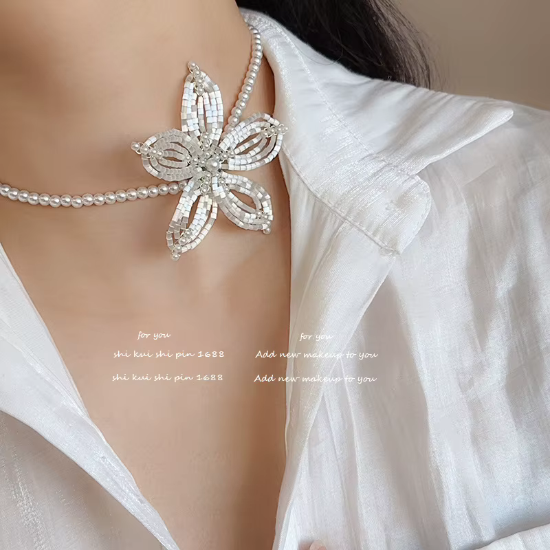 Ensemble de boucles d'oreilles et collier de perles à grandes fleurs faites à la main pour femmes
