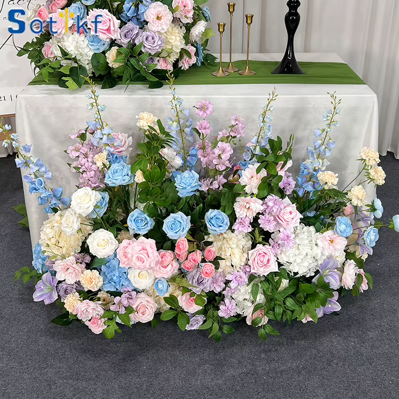 Composition florale bleue et rose en boule