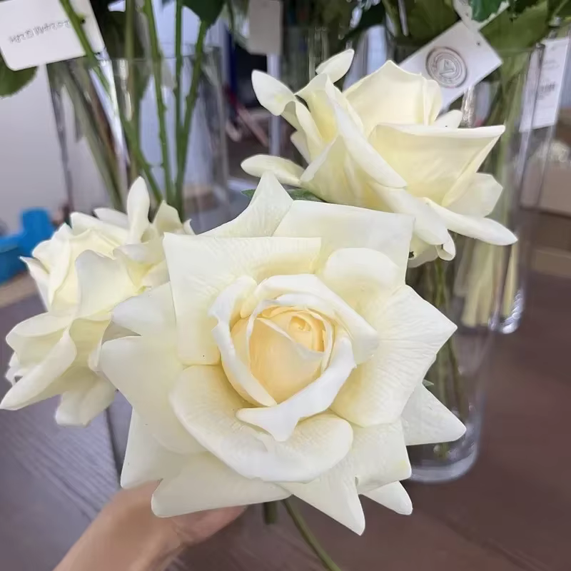 Roses artificielles hydratantes au toucher