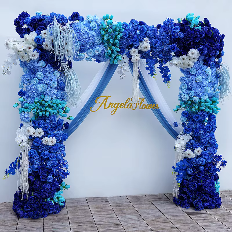Décor floral extérieur pour mariage : rangée de fleurs de glycine bleue