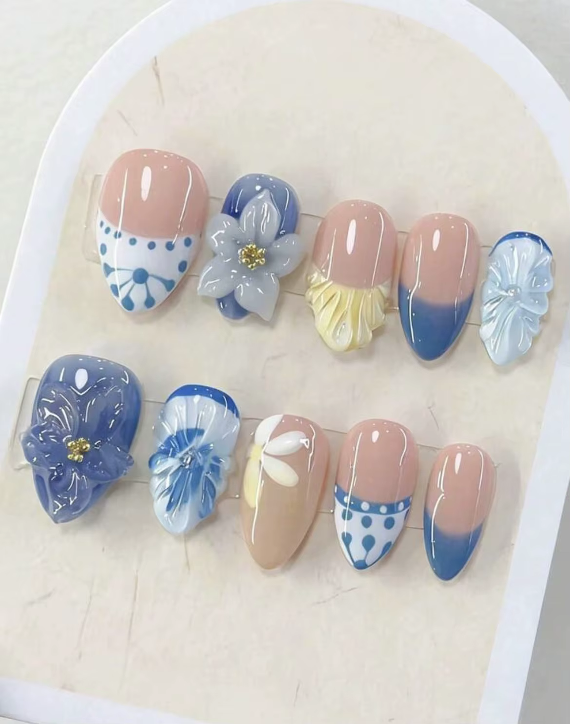 10 faux ongles faits à la main en forme d'amande, style français dégradé bleu frais, avec fleurs multicolores en trois dimensions et décorations à pois bleus, faux ongles à couverture complète, adapté