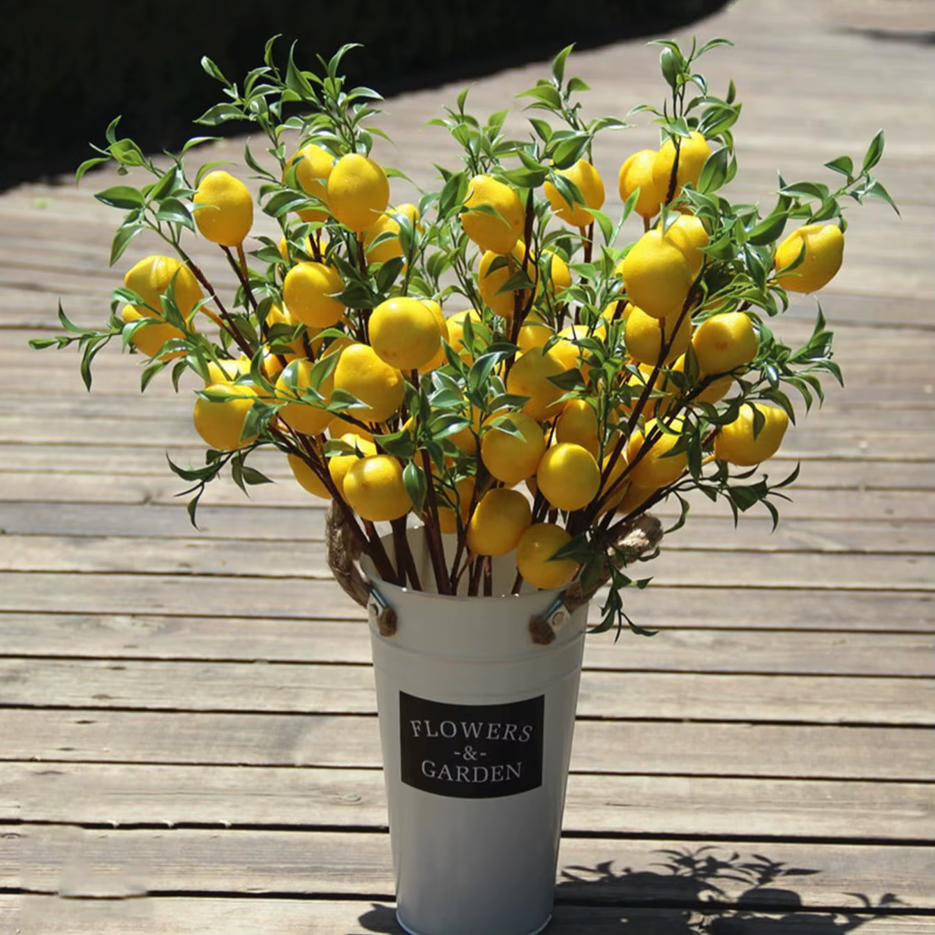Branche de fruits de citron de luxe avec feuilles vertes