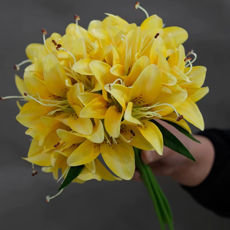 Simulation de fleur de lys jaune à 20 têtes