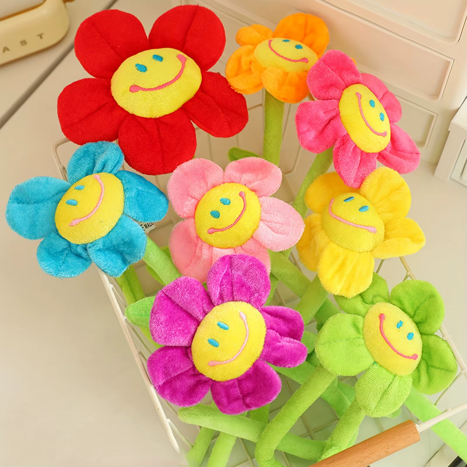 Fleurs en peluche de tournesol souriantes