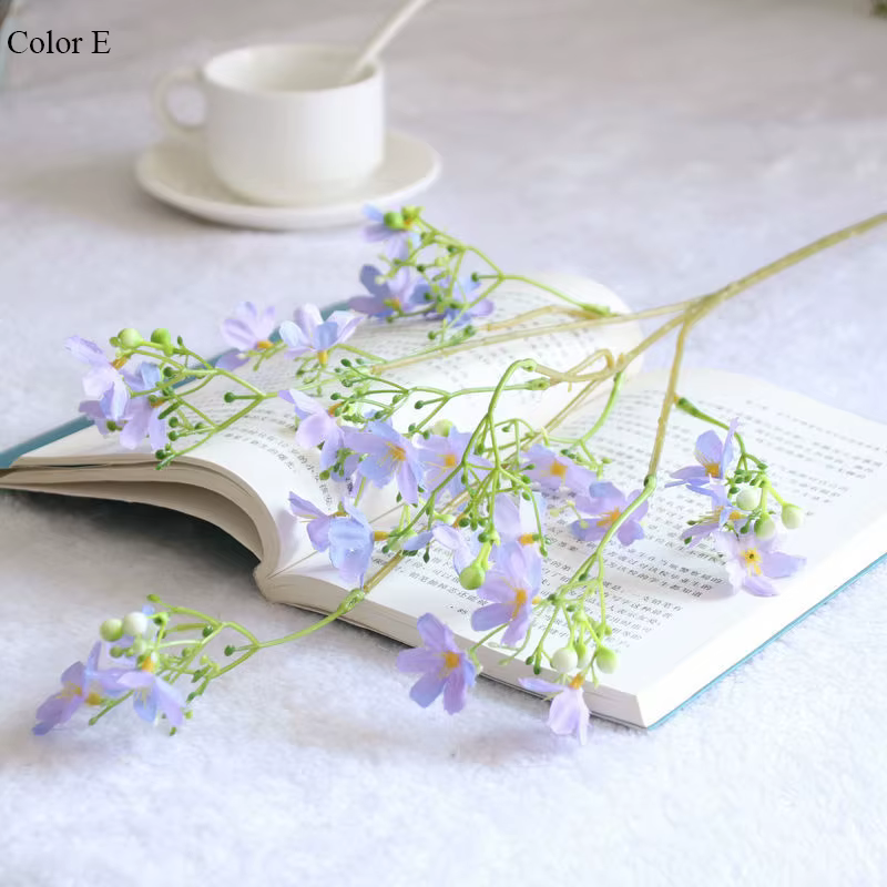 Belles petites fleurs artificielles lilas
