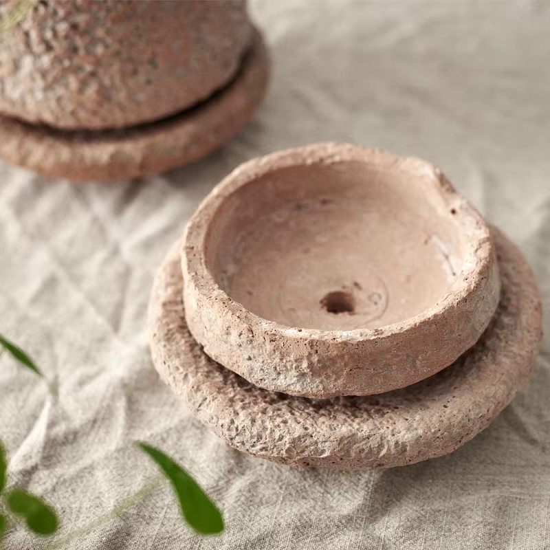 Petit pot de fleurs en céramique fait à la main