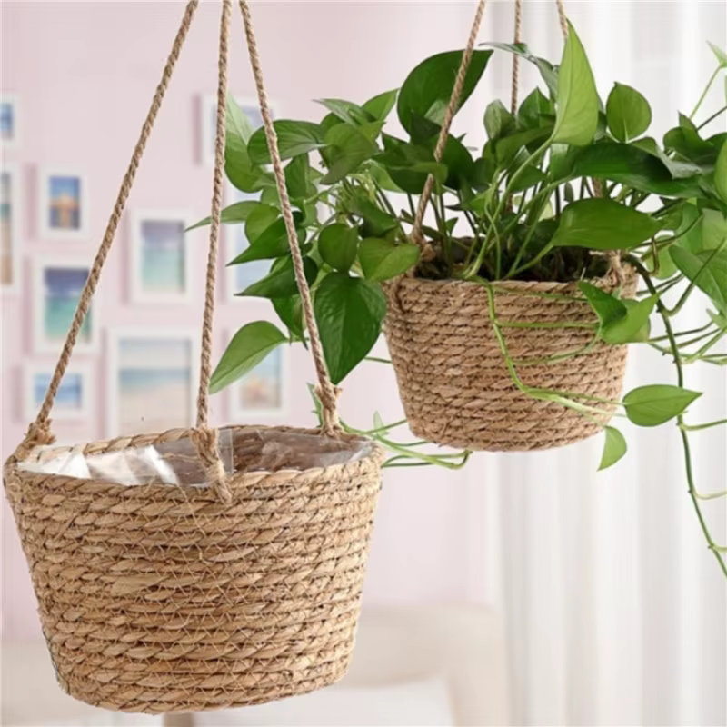 Paniers suspendus en herbe tressée pour fleurs et plantes vertes
