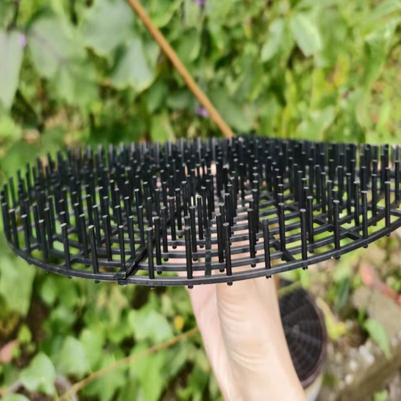 Protecteur de sol pour pot de plantes à double usage avec grilles découpées à pointes