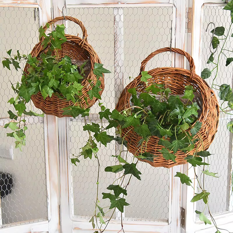 User inière de fleurs en rotin faite à la main pour la décoration intérieure