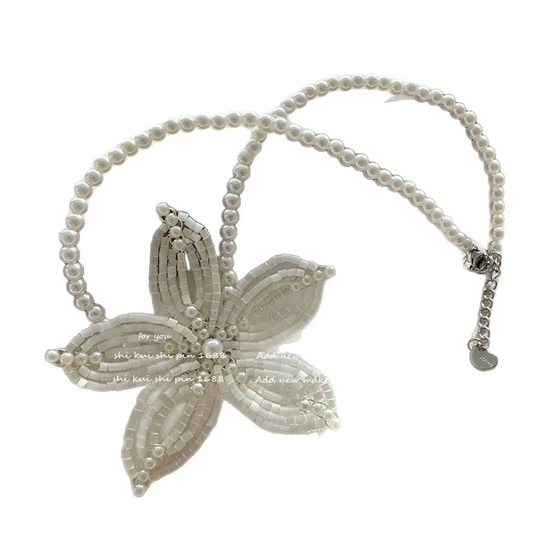 Ensemble de boucles d'oreilles et collier de perles à grandes fleurs faites à la main pour femmes