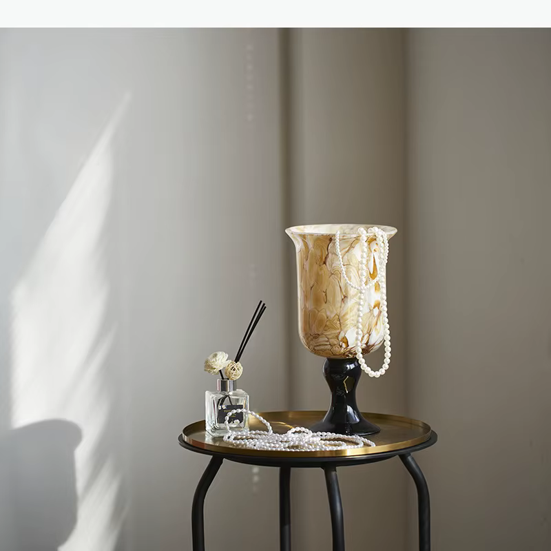 Vase en verre à motif peint