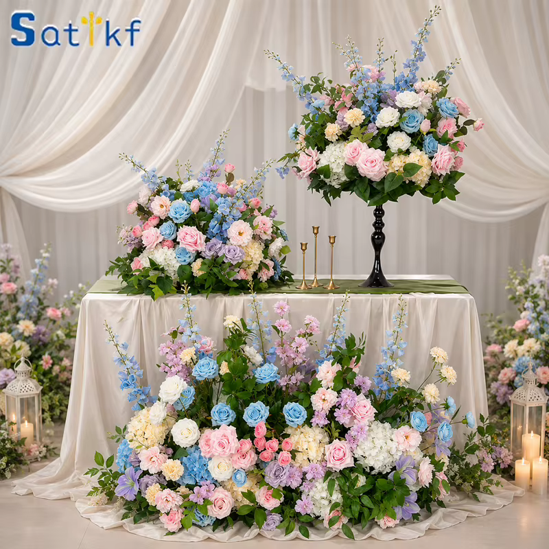 Composition florale bleue et rose en boule