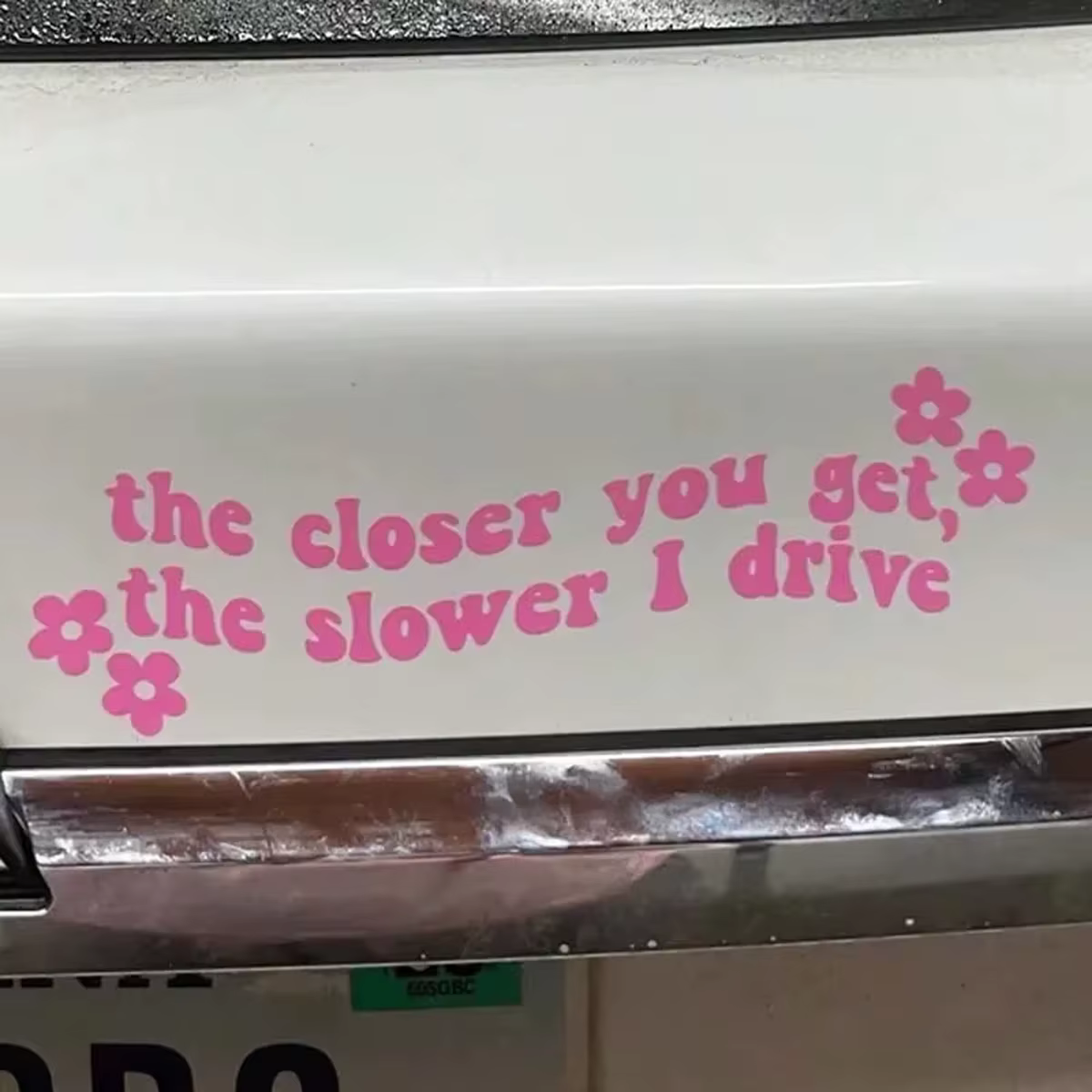 Autocollant de fenêtre de voiture avec texte amusant et décorations florales, autocollant extérieur créatif pour véhicule, rappel de conduite