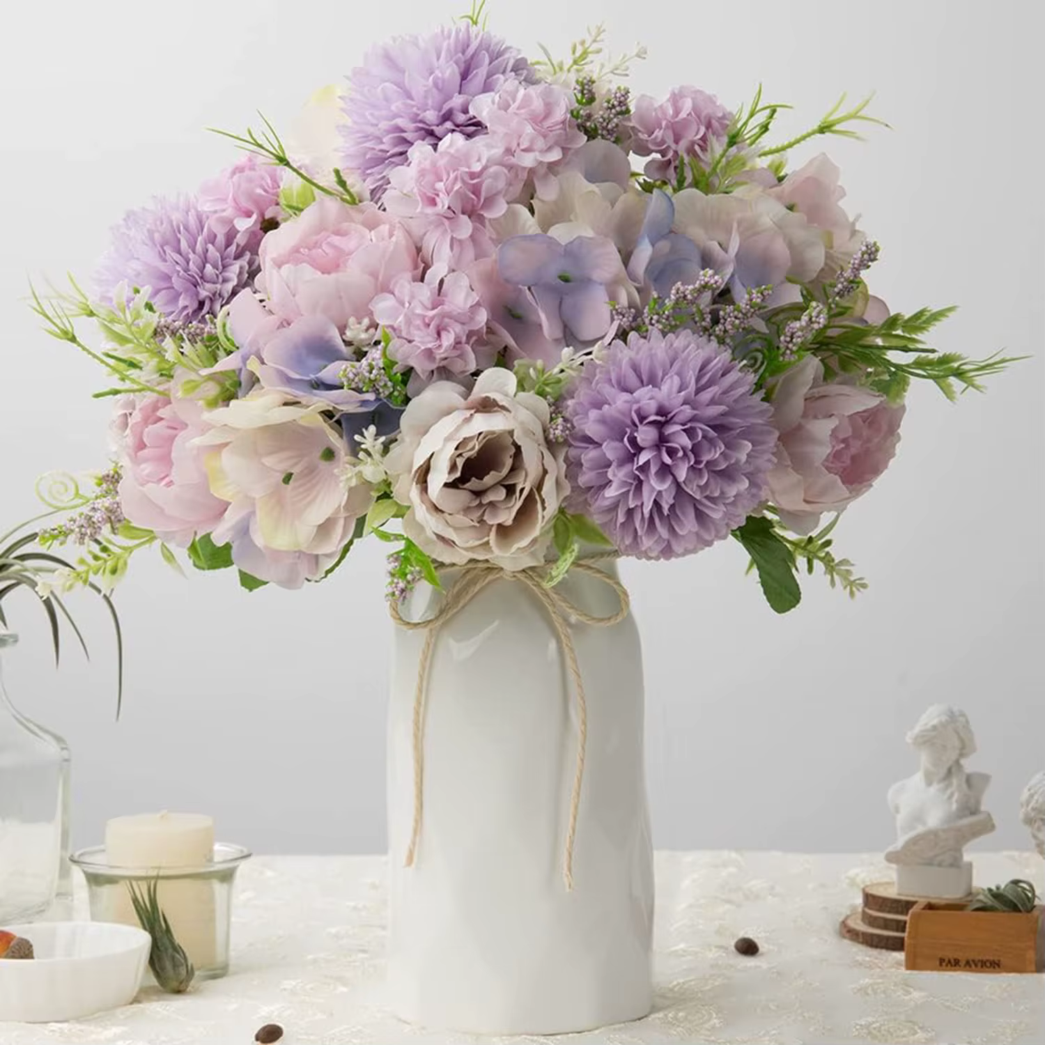 Fleurs de chrysanthème et de pivoine simulées