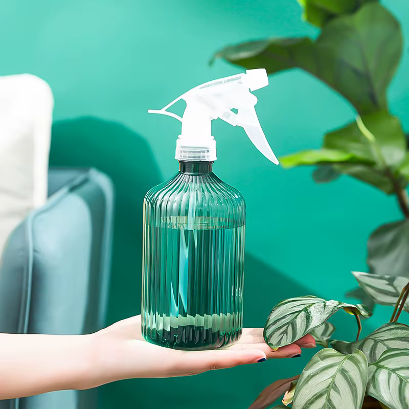 Bouteille d'eau en plastique pour l'irrigation des plantes et des fleurs