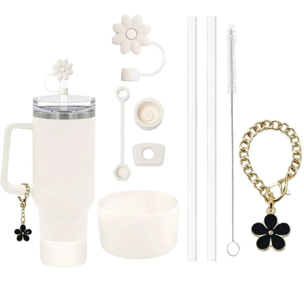 Ensemble d'accessoires 9 pièces, 3 bouchons anti-déversement, fleurs, couverture de paille, botte, 2 pièces, brosse et 1 chaîne à breloques en forme de fleur pour tasse Stanley