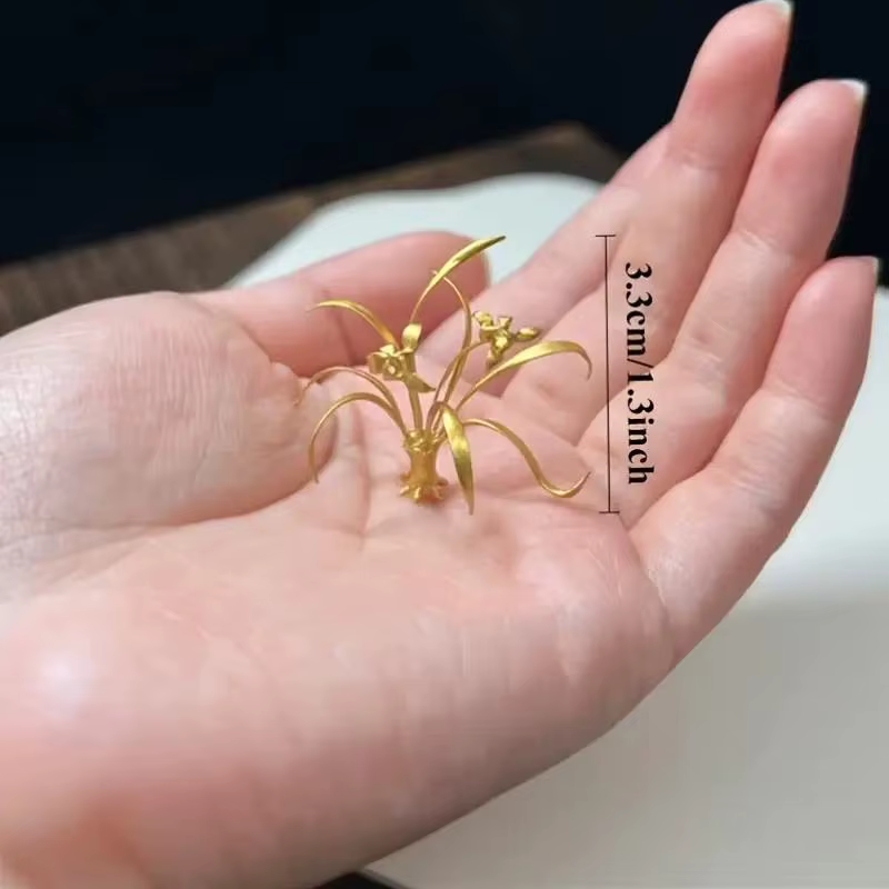 Figurine élégante d'orchidée dorée - Décoration florale chic pour table