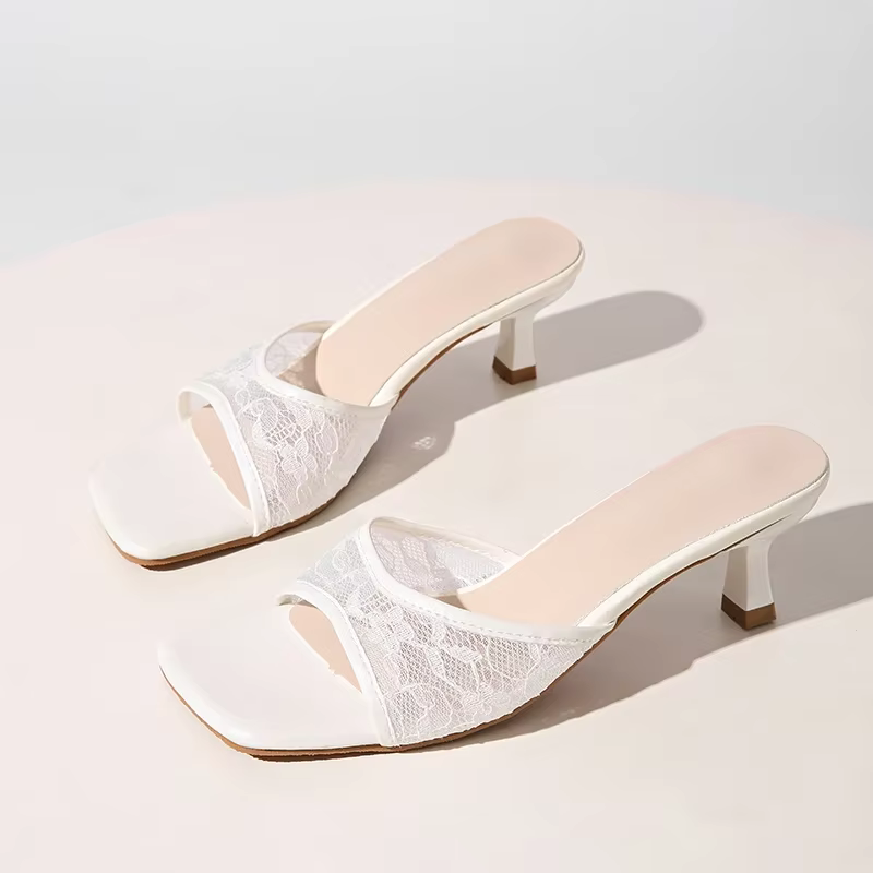 Escarpins élégants à talons hauts pour femme, à bout carré, avec dentelle florale ajourée, à enfiler, blancs, sexy, pour l'été 2026
