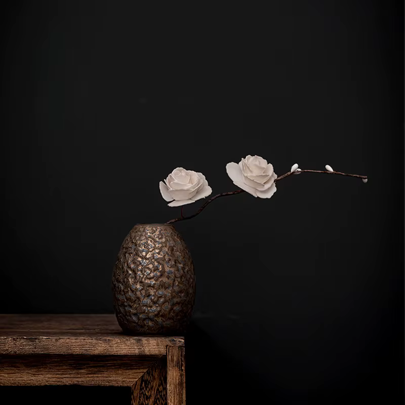 Vase en céramique vintage doré pour la décoration intérieure