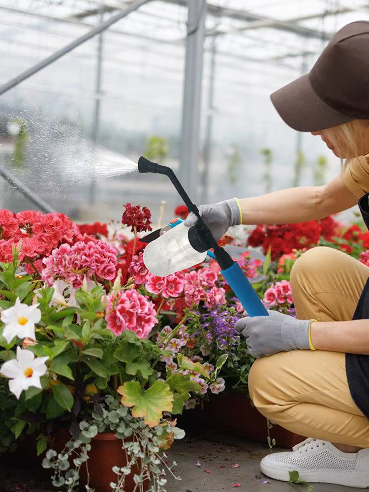 Distributeur applicateur de poudre de jardin