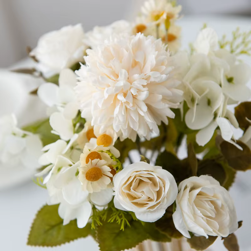 Combinaison de fleurs artificielles