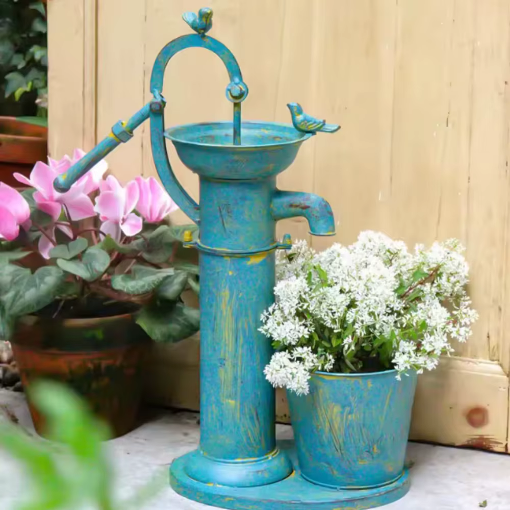 Pot de fleurs en métal en forme de pompe à eau