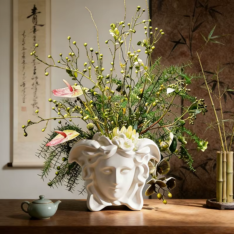 Pot de fleurs de style grec
